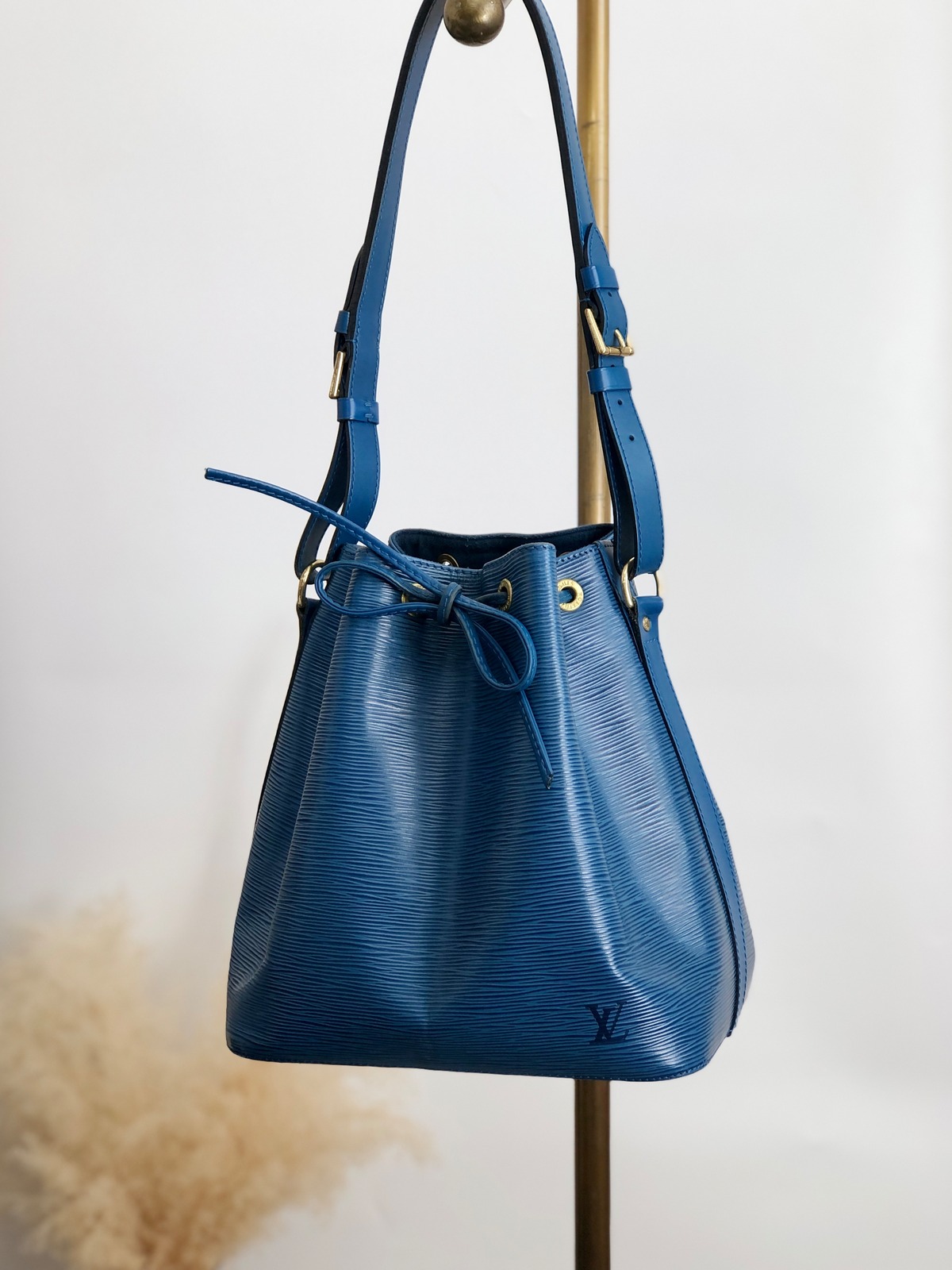 LOUIS VUITTON ルイヴィトン エピ ショルダーバッグ ブルー プチ・ノエ 