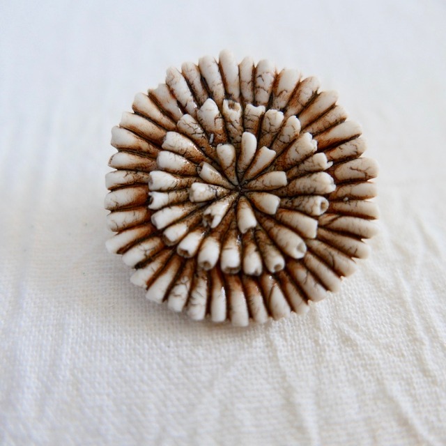 中嶋寿子のブローチ［砂の花］ A-3Y