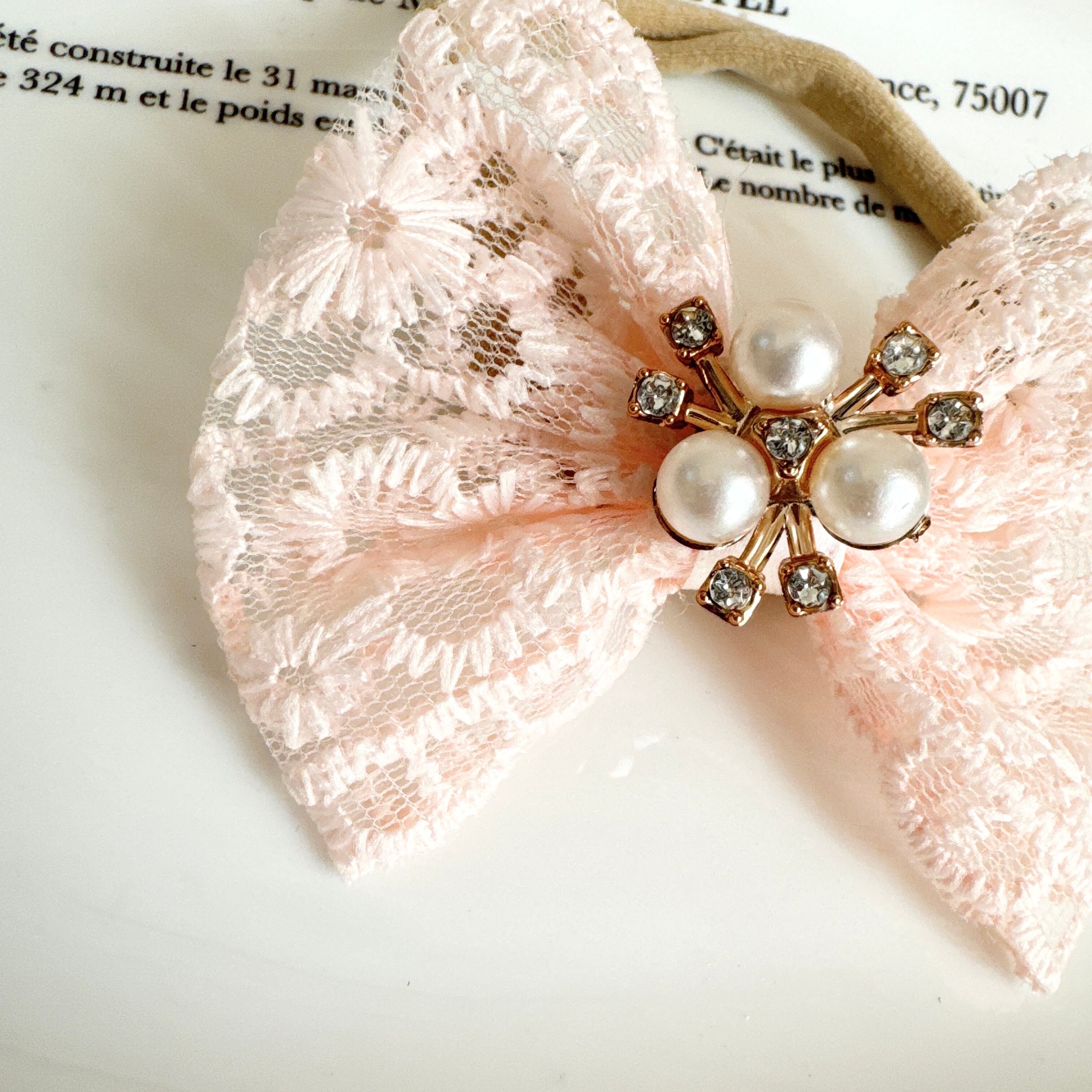 ピンクレースパールビジュリボンヘアバンド（後ろ支え付き）