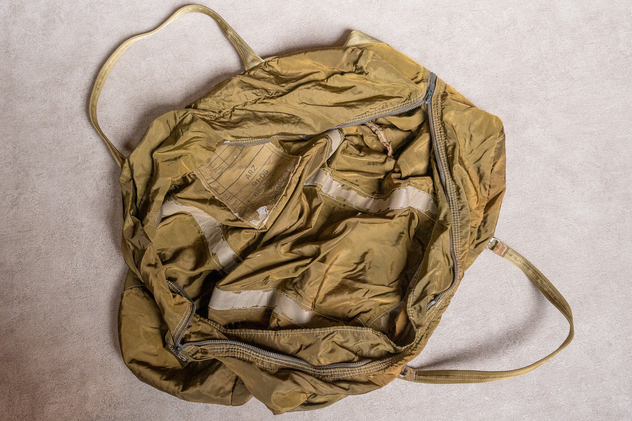 ま*さ様 【希少】フランス軍 AERAZUR パラシュートバッグ 65L 金属製 French Air Force 80-90s Paratrooper Bag 65L フランス空軍