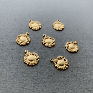 〈再入荷〉USA真鍮 お花模様入りラウンドプレートチャームS(16mm)