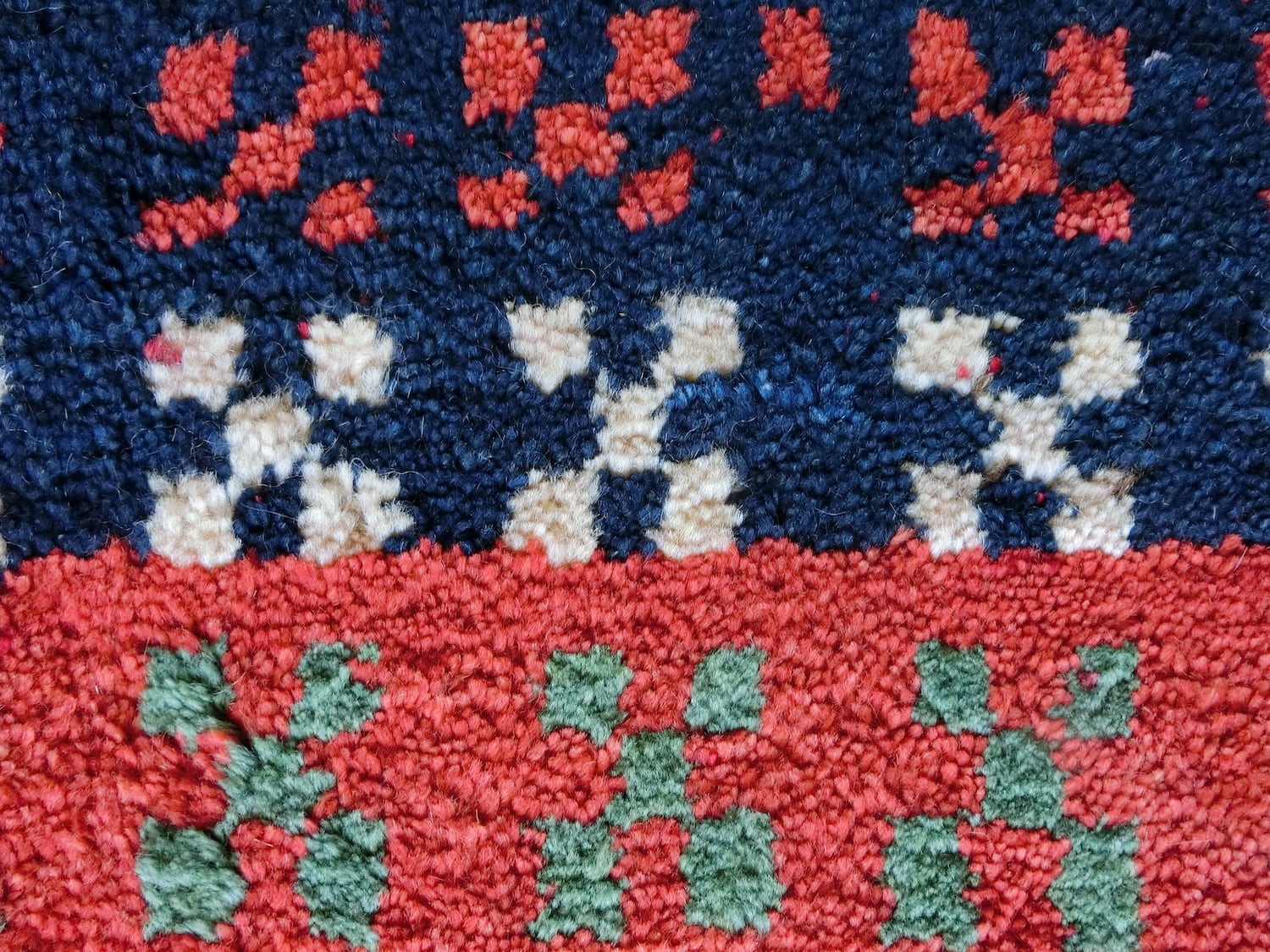 ペルシャ産 手織りギャッベ【座布団サイズ】A75 | Heris Carpet ヘリス