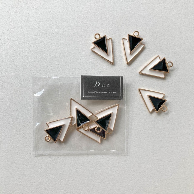〈再入荷〉モノトーンダブル三角メタルチャームパック（4p）