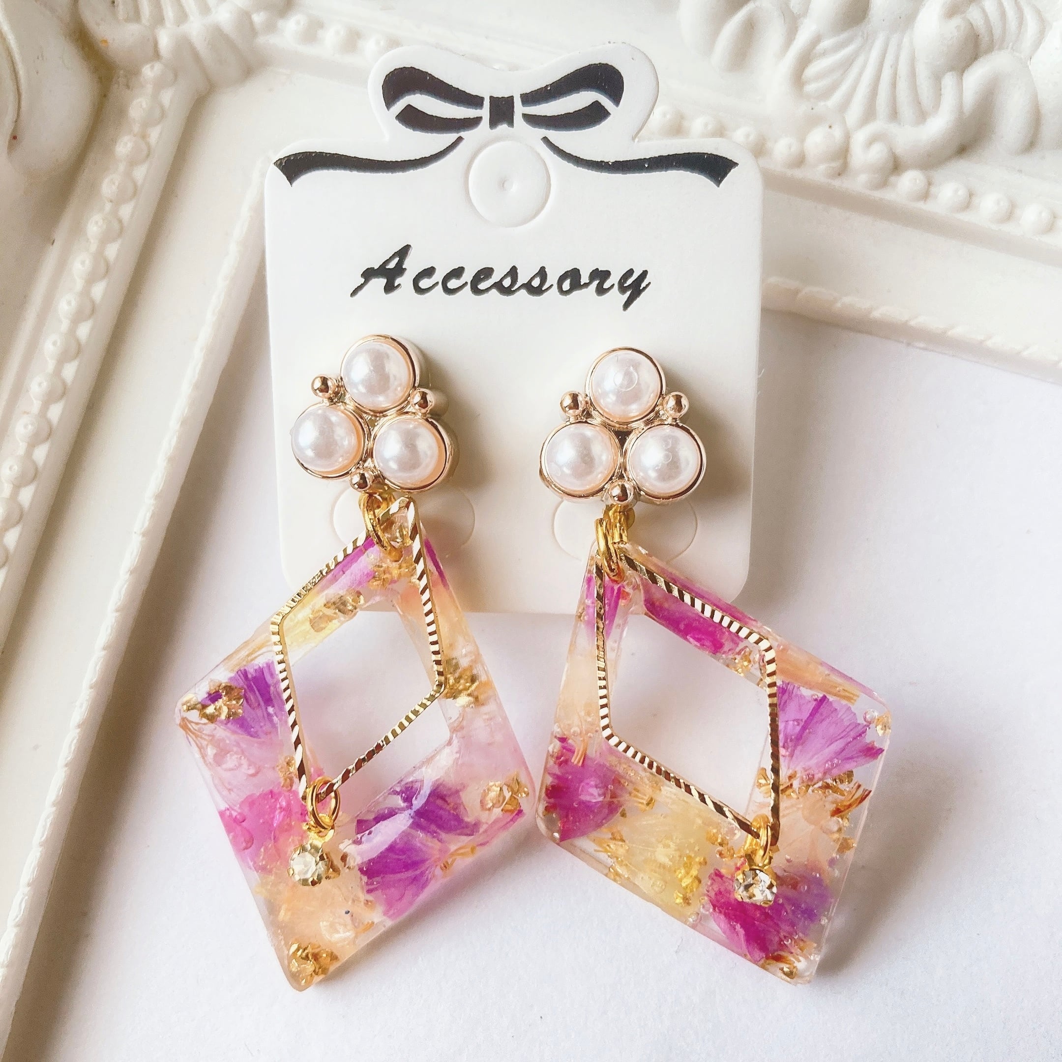 パールカボションとスターチスのレジンピアス | 米菓(べいか)ry's