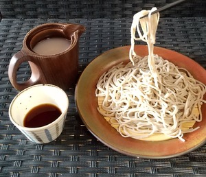 手打ち十割蕎麦　(ゆで蕎麦冷凍)1人前　蕎麦つゆ、そば湯付き