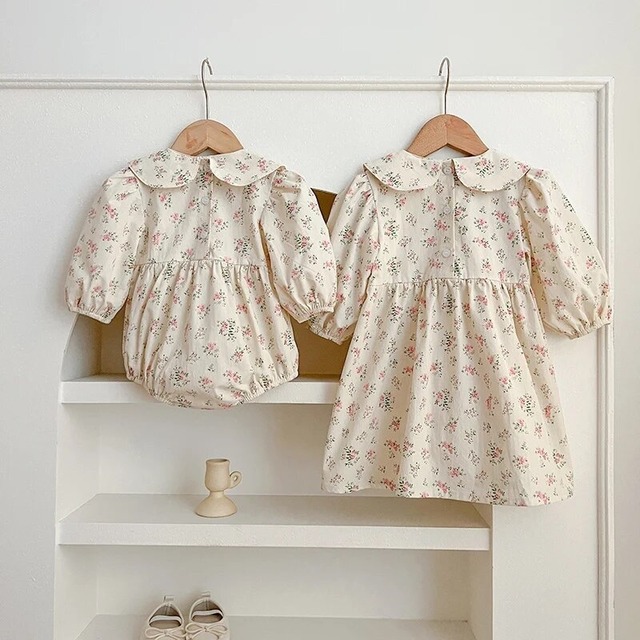 【取寄】お出かけが楽しくなる丸襟シャーリングロンパース