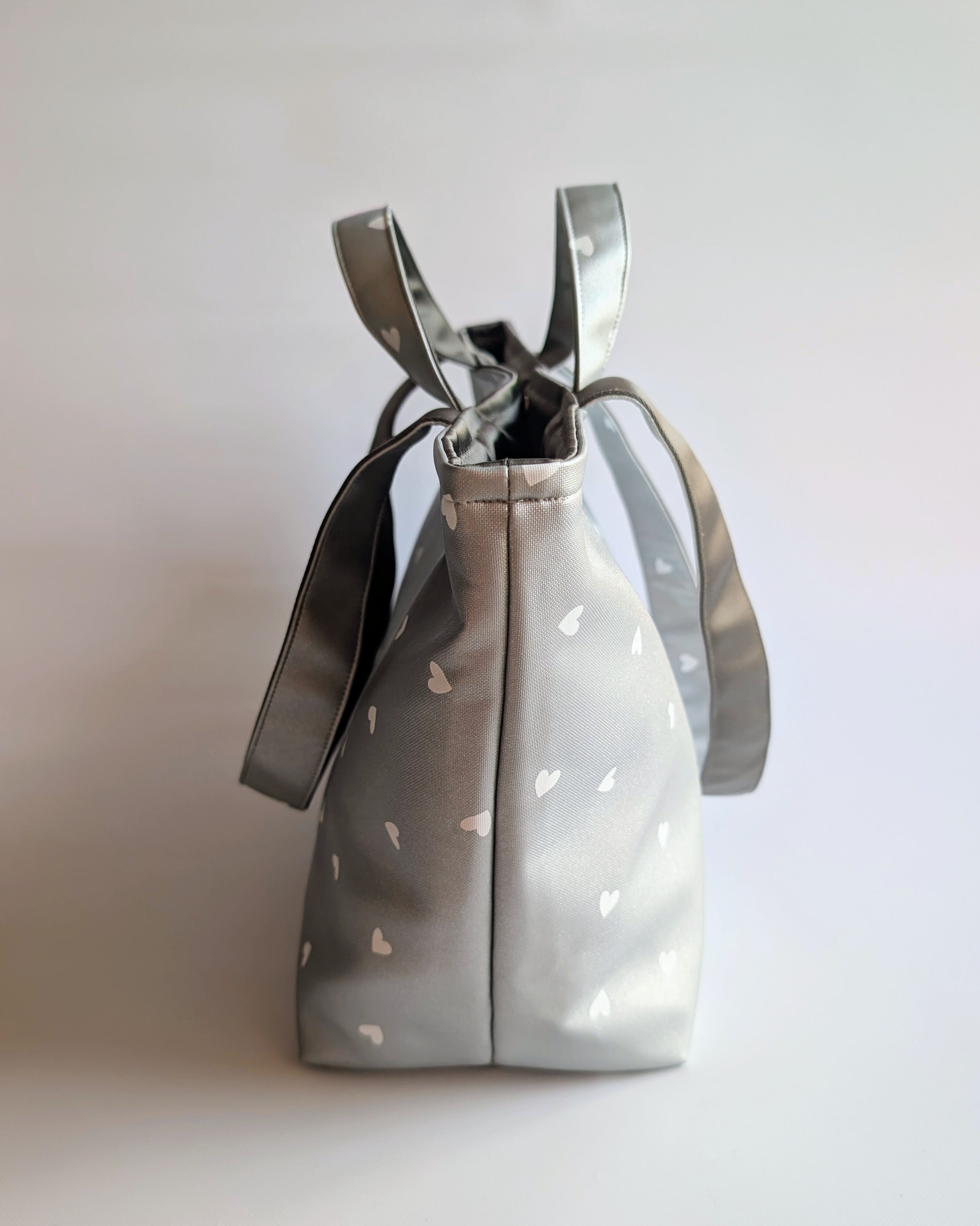 チャーム付き Kirara BIG tote Bag（シルバー×白ハート） | IrodorI