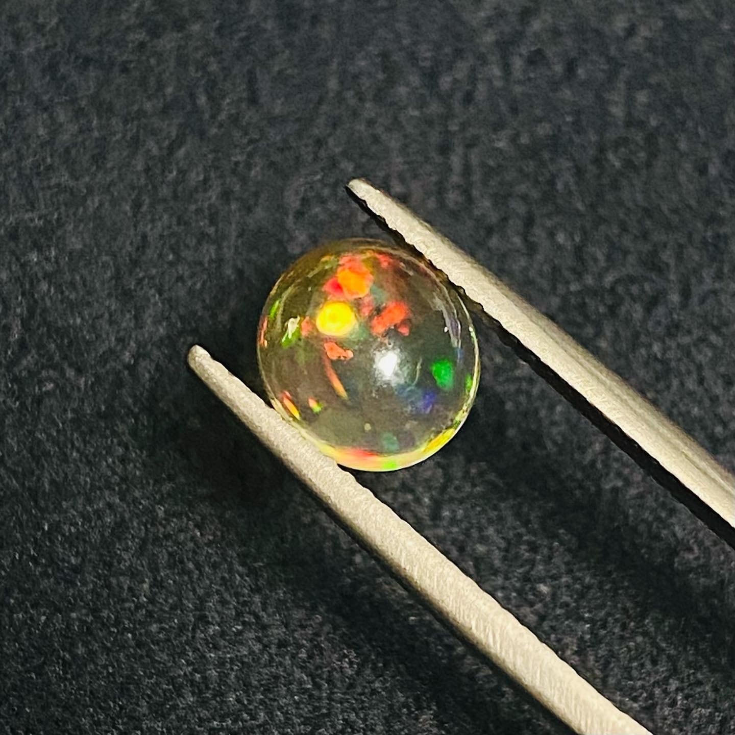 暖かな光を取り込んだファイアーオパール