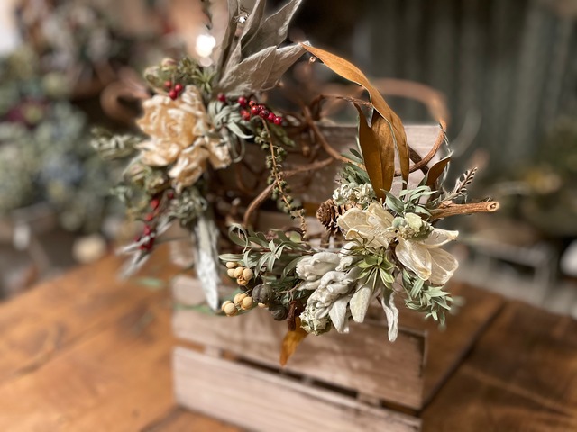 キウイヅルリース(シャクヤク、シルバーツリー、グレビレア)