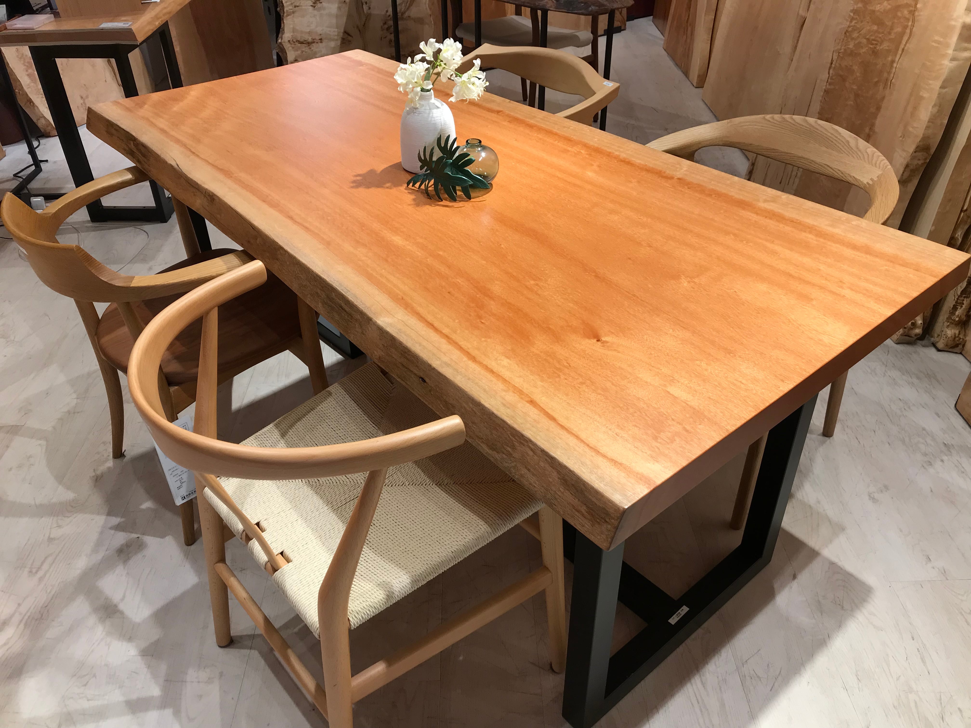 アンティーク一枚板天板 モンキーポッド一枚板テーブル 天板厚6cmの耳付き無垢天板は圧巻