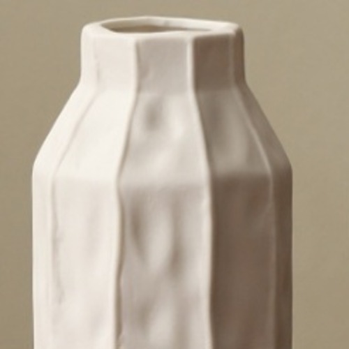 多面体花瓶 幾何学花瓶 白い花瓶 セラミック花瓶 ファセット花瓶 角形花瓶 モダン花瓶 アート花瓶 デザイン花瓶 インテリア花瓶 おしゃれ花瓶 陶器花瓶