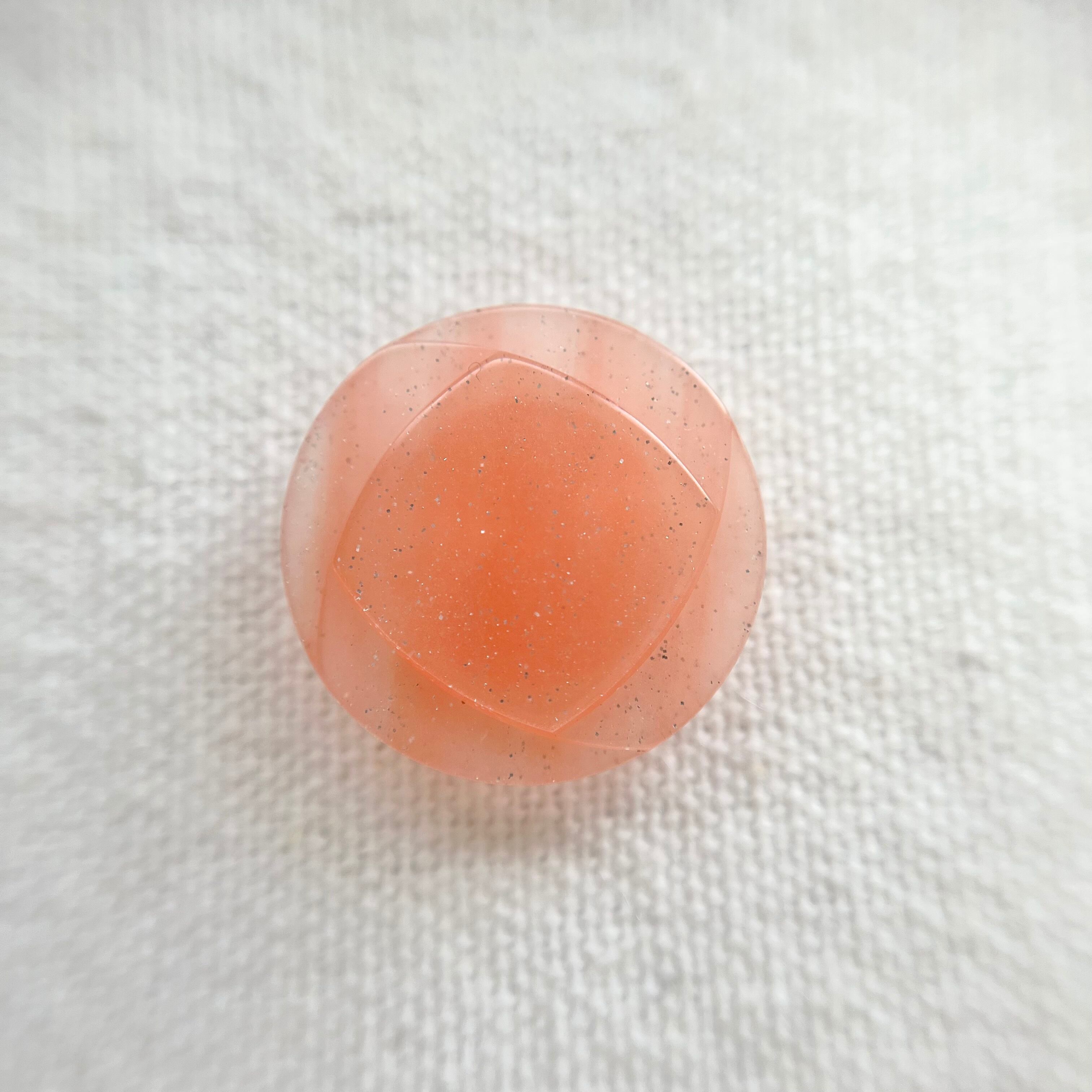グリッターコーラルオレンジ スクエアフェイス 20mm | Button shop kususu