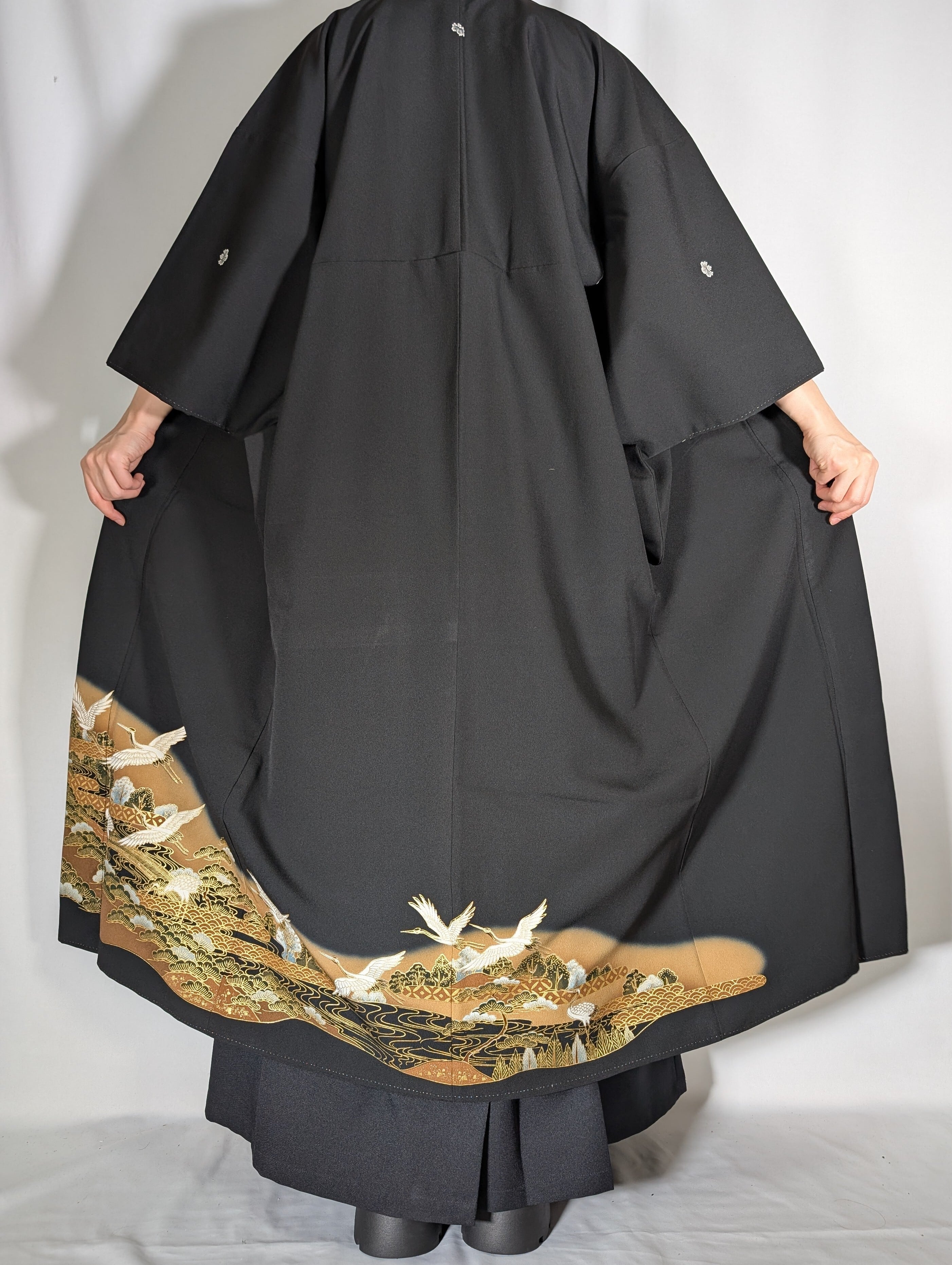 14469】 着物リメイク 黒留袖 鶴 金 茶 風景模様 ロングコート kimono