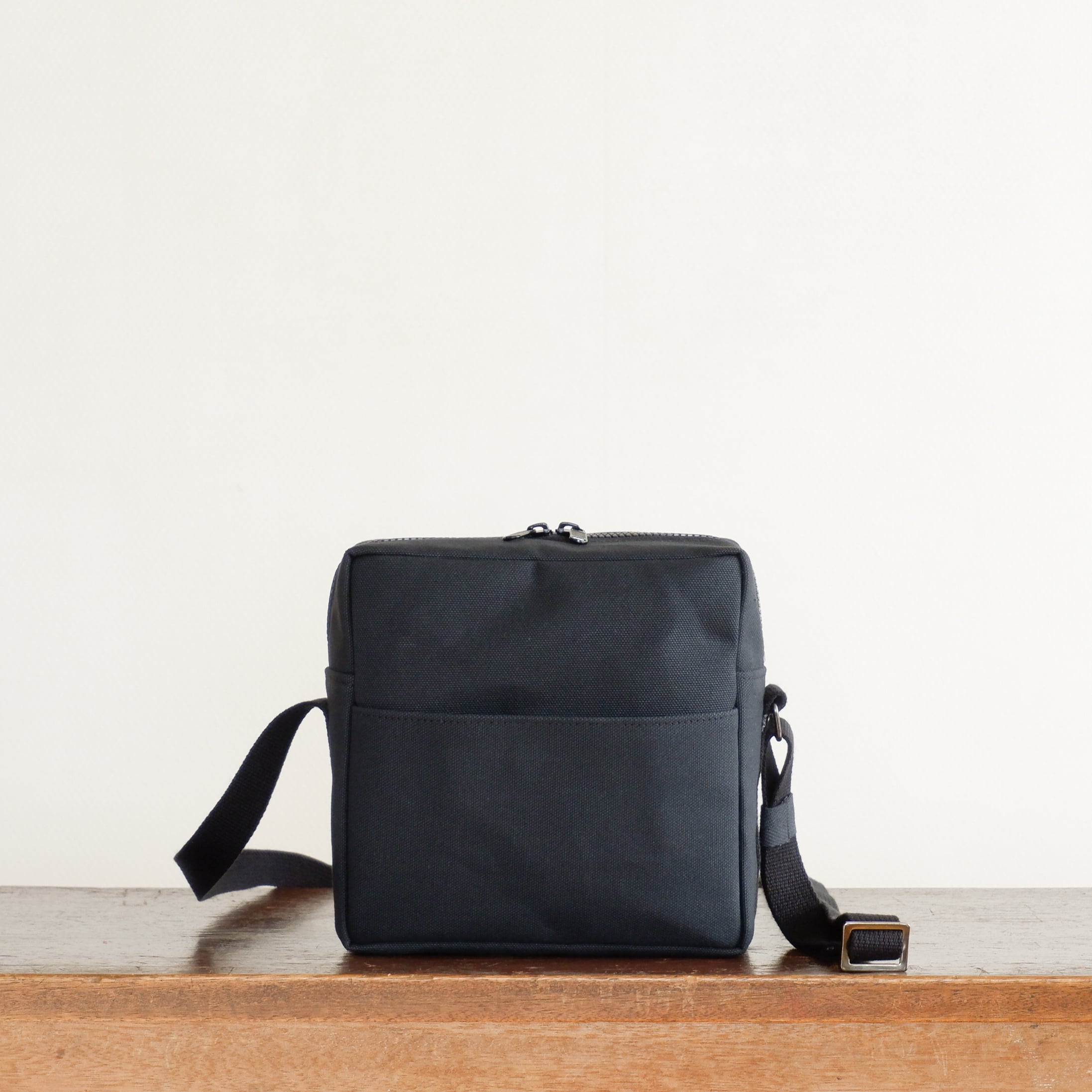 正方形ミニショルダー 黒 / 6号帆布 | aoya bags | シンプルで少し