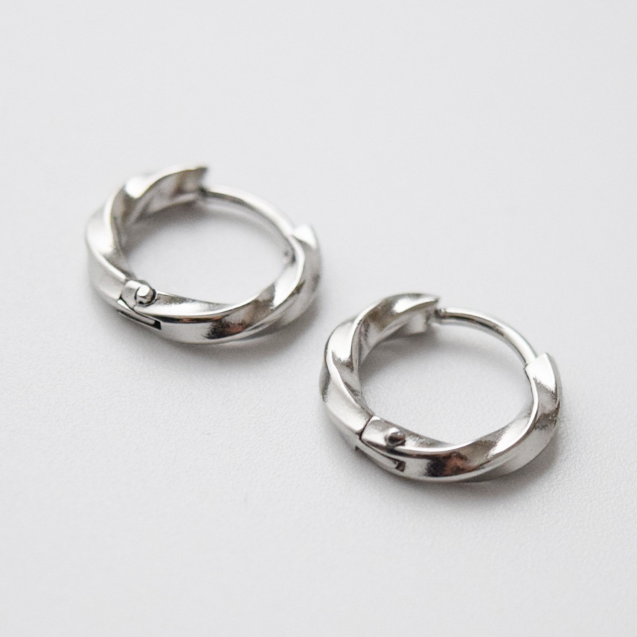 ステンレスツイストフープピアスSV