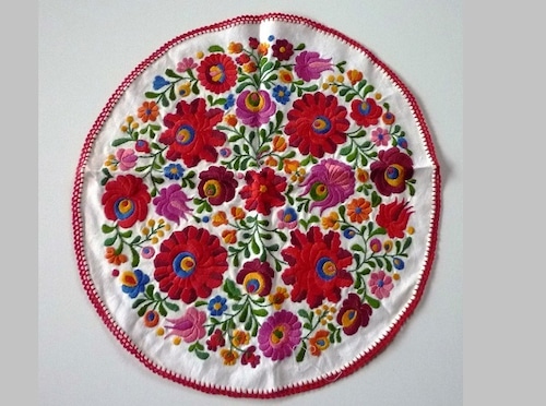 刺繍のテーブルマット　マチョ-刺繍　ハンガリーカロチャ刺繍