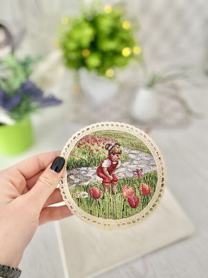 タペストリーラウンドコースター　少女　女の子　花　ウクライナ製