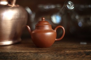 宜興紫砂壺「宮灯」（約100cc)・摹古・小煤窯朱泥