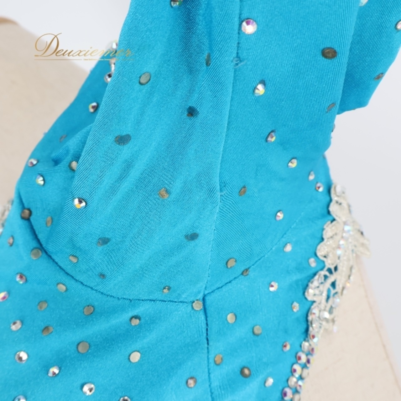 社交ダンス 衣装 ラテン ドレス ワンピース 水色 デモ 競技 ダンス パーティ 発表会 スタイリッシュ ブルー系 ベージュ系 アシンメトリー おしゃれ 華やか ステージ用 演出衣装 パフォーマンス用 コスチューム フォーマル レディース