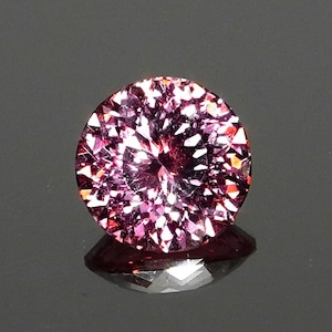 【Bright Brilliant Cut™️ “145 Facets” 】 光に染まる、桃花の囁き 0.65ct 天然ピンクサファイア