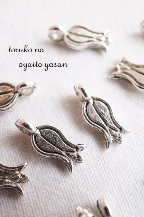 トルコの国花・細長いチューリップパーツ　シルバー　10個入　TP5