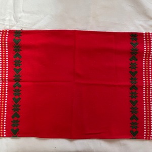 赤いランチョンマットのような布