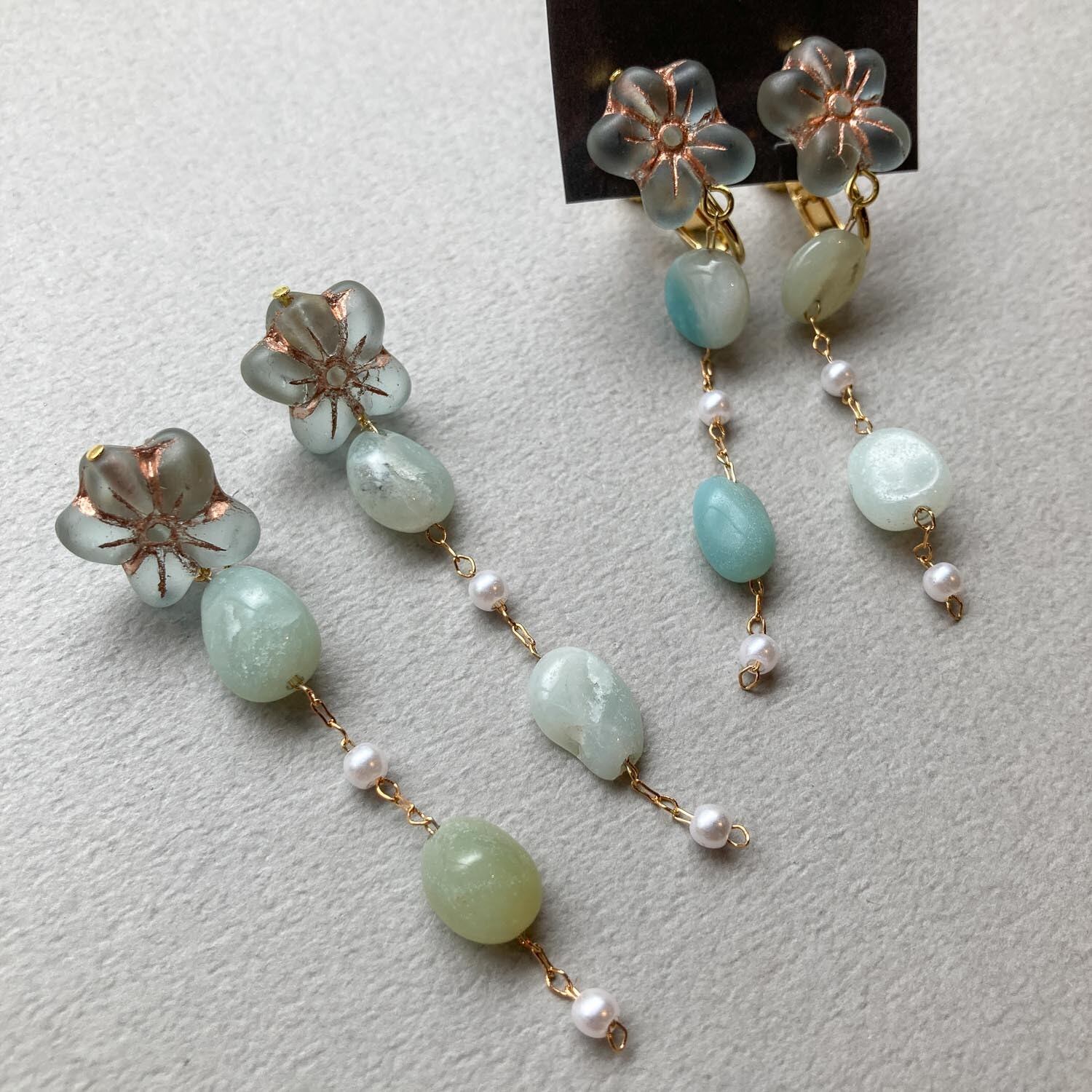 チェコ花ビーズと天然石の揺れる水色〈ピアス/イヤリング〉 | Dua
