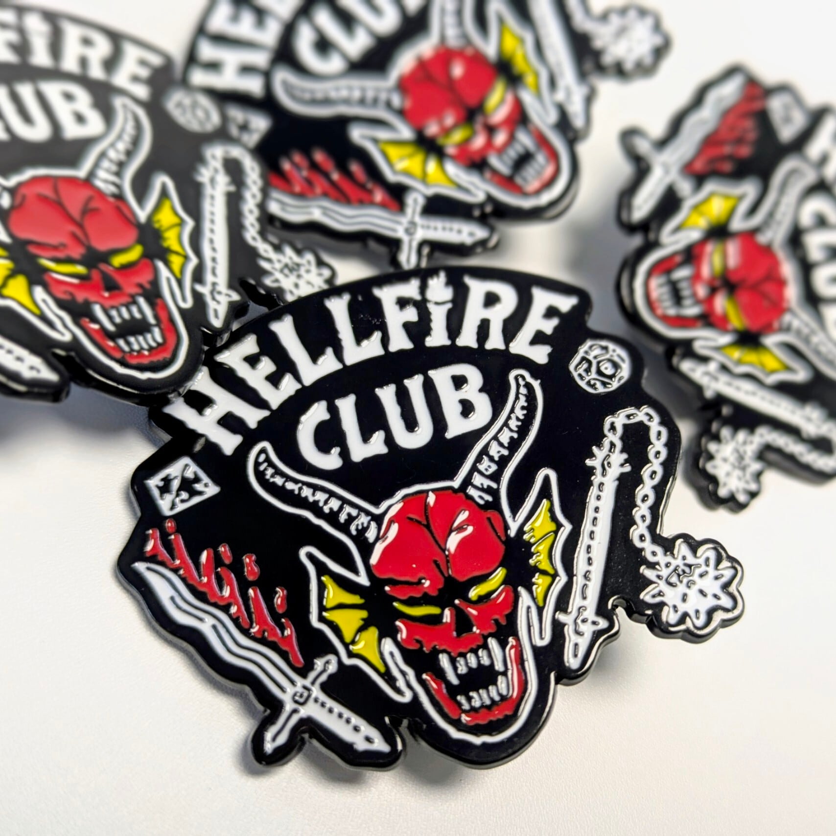 送料無料！ ★ピンズ PINS★ピンバッジ【 Stranger Things ( ストレンジャーシングス ) 】『Hellfire Club』ピンズ / ピンバッジ  〚アメリカン雑貨 アメトイ〛