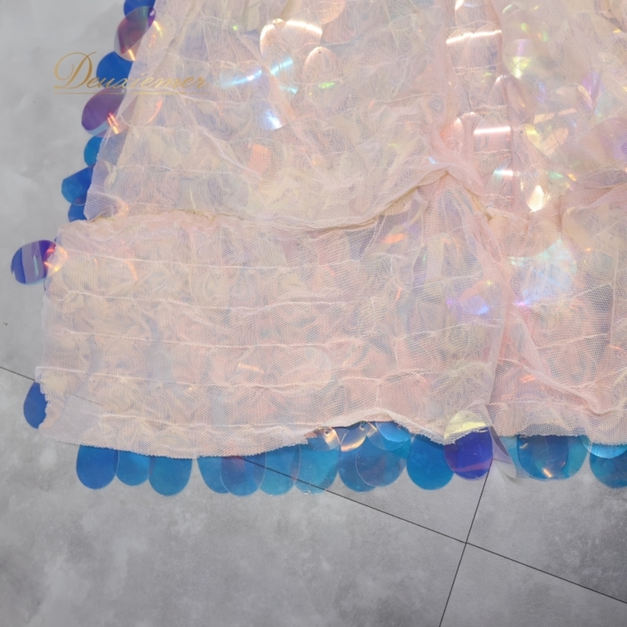 ベリーダンス オリエンタル 衣装 上下セット ブルー系 ポリーナ POLINA トップス スカート インナーパンツ ホログラム スパンコール キラキラ 華やか ダンス衣装 イベント ステージ 豪華 装飾 ホワイト系