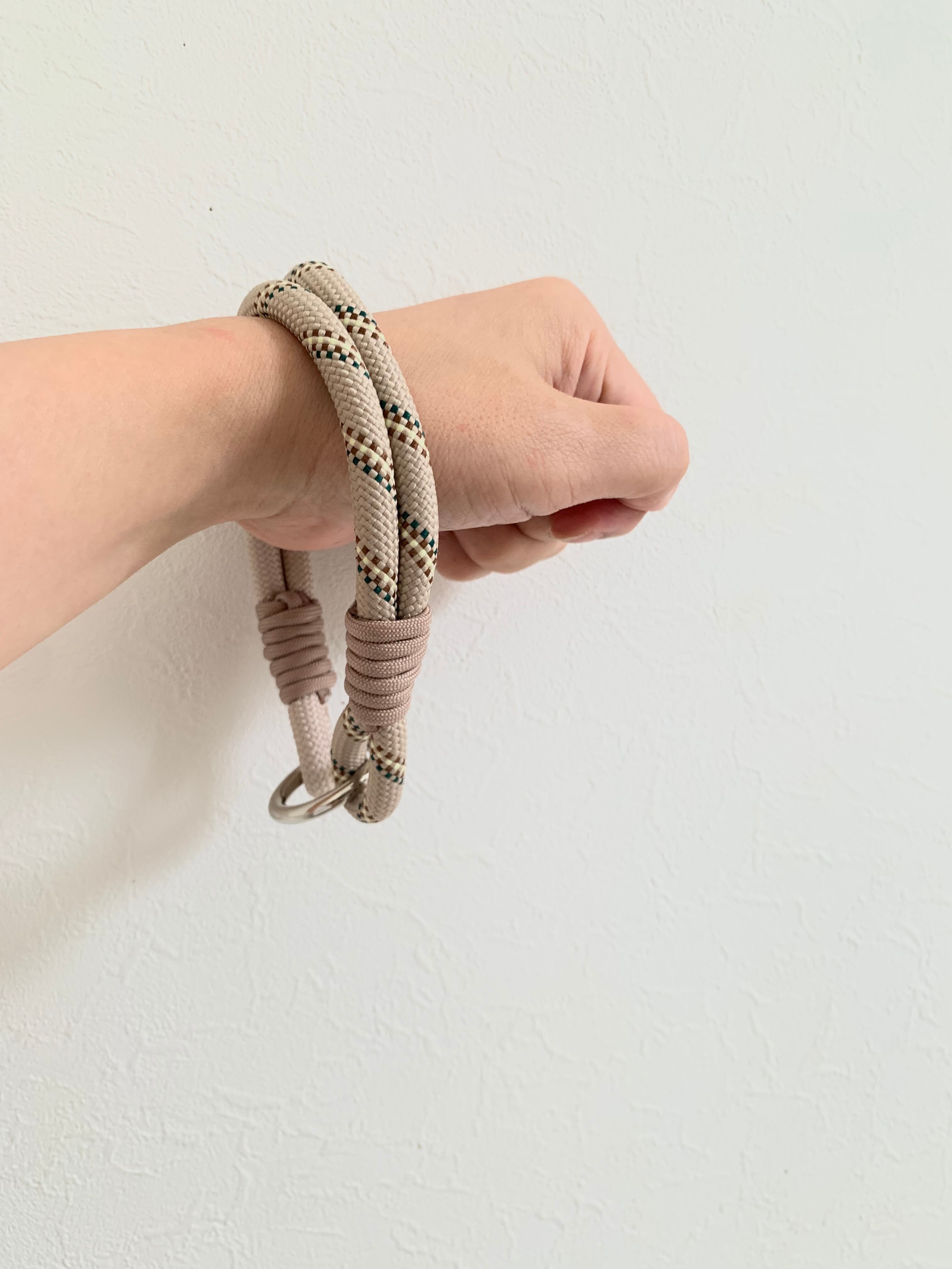 大人かわいい handstrap パラコード | BLUESTORES
