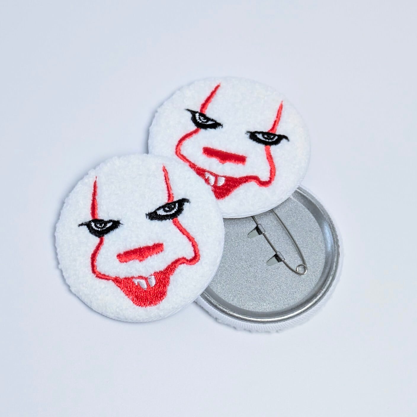 送料無料! 【 IT(イット)】★フカフカBIG缶バッジ★ 『ペニーワイズ』 〚アメリカン雑貨 アメトイ〛