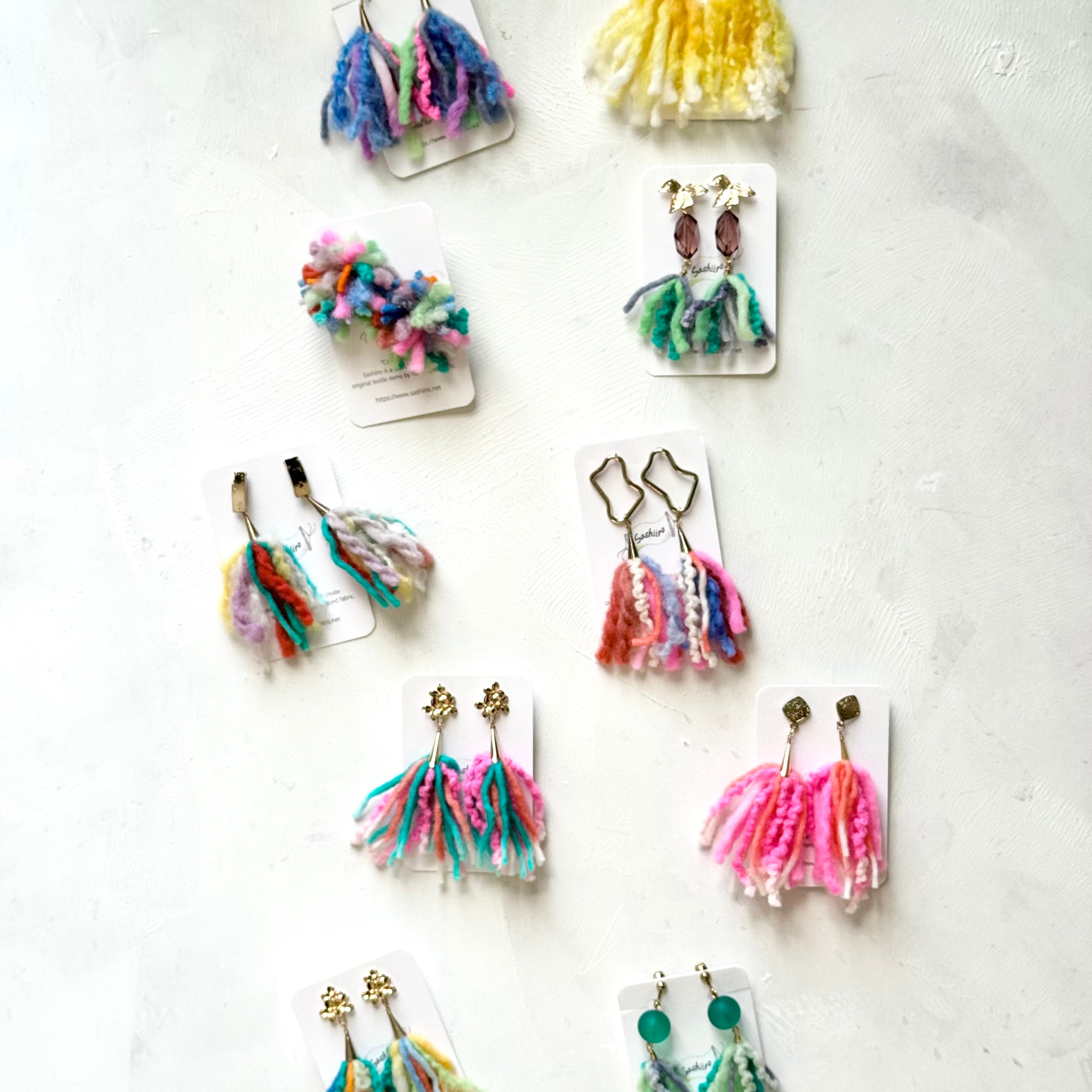 手染めウール糸と手染めビーズのピアス / brown×green | Sashiiro