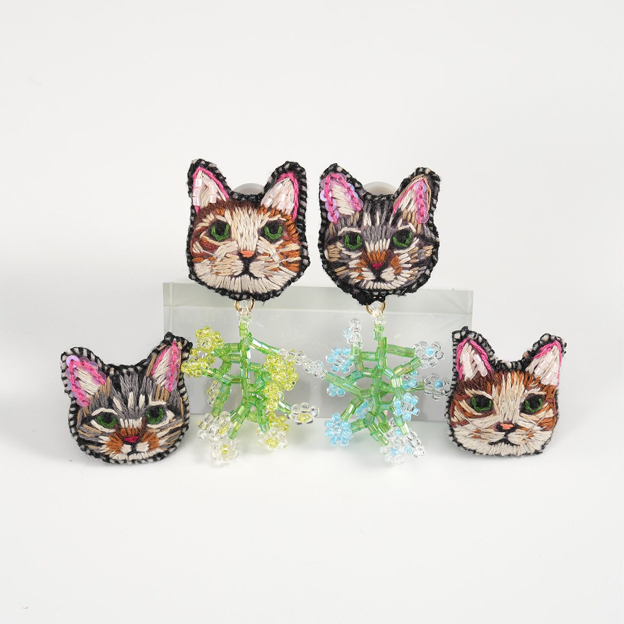 刺繍カボション 猫 flowerスワロフスキー　ピアスorイヤリング 刺繍カボション 猫 flowerスワロフスキー ピアスorイヤリング