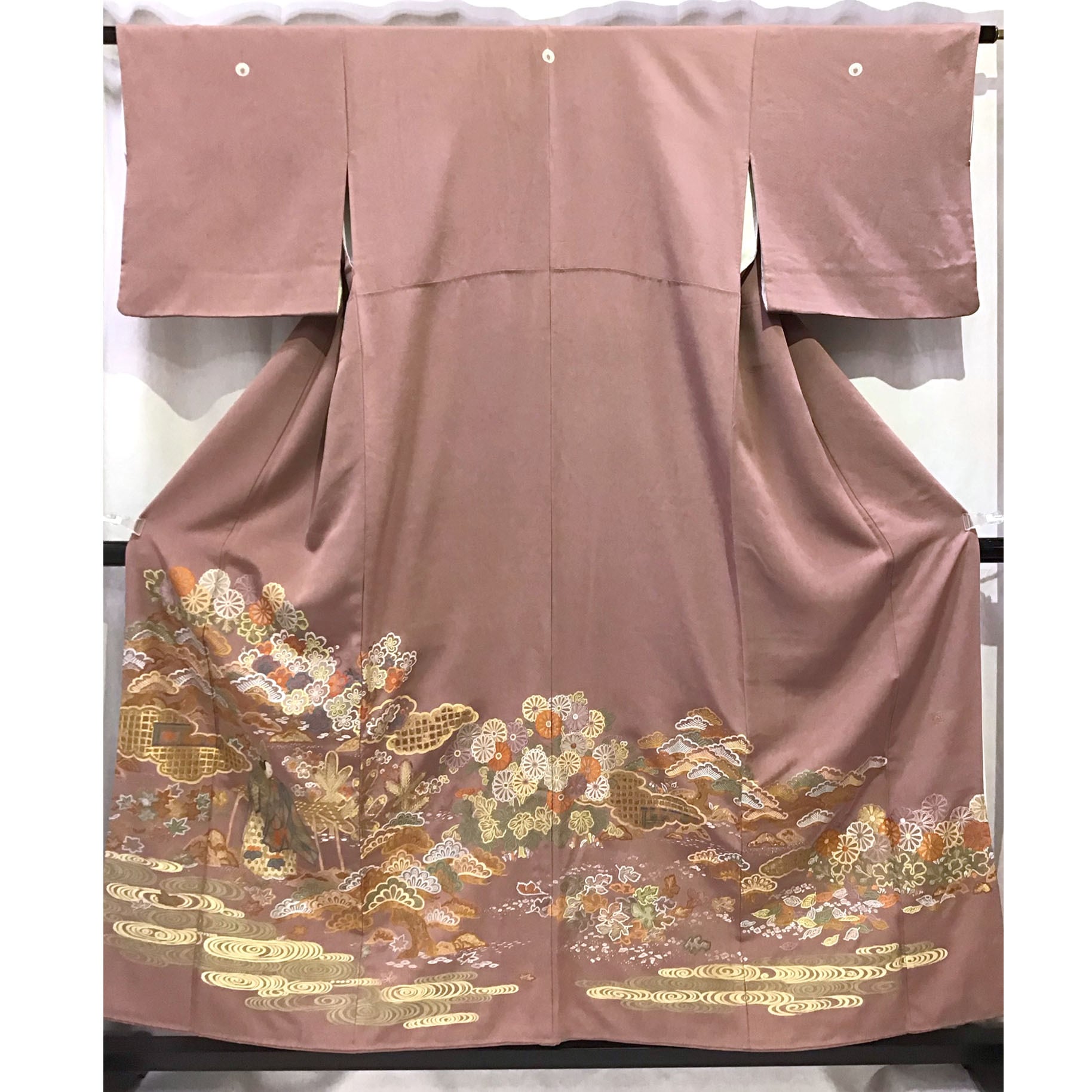 アンティーク　色留袖　刺繍　三つ紋　花模様　着物　050k 正絹 色留袖 アンティーク着物 ツバメ柄 三つ紋 色留袖ってどんな着物