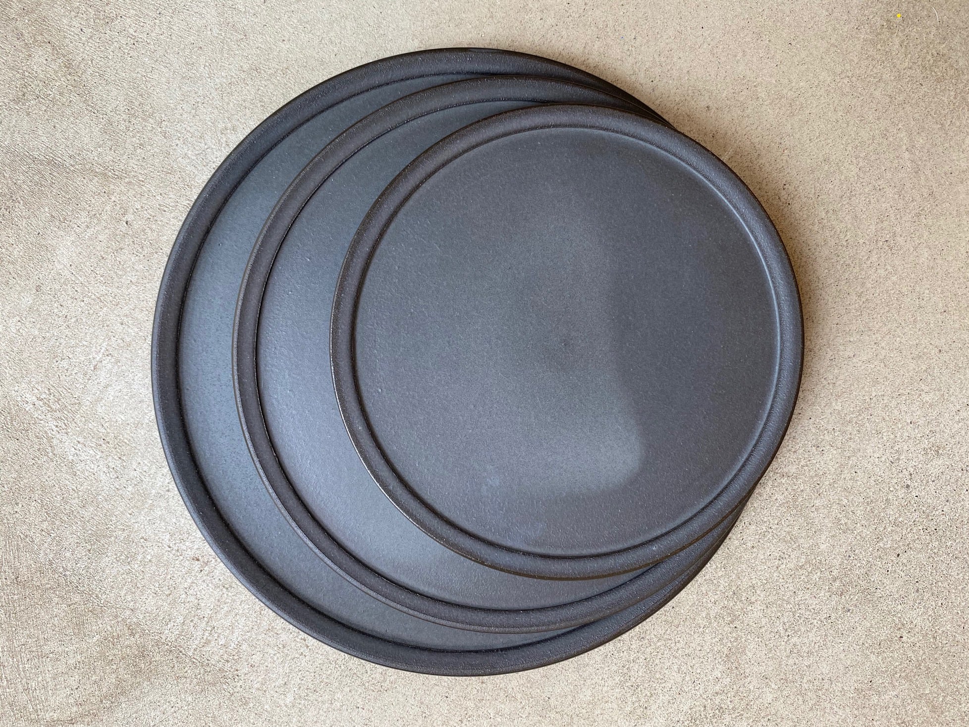 3RD CERAMICS サードセラミックス　黒泥シリーズ　24cm皿　6枚 3RD CERAMICS・黒泥皿 / 6寸 | おくりものてん想