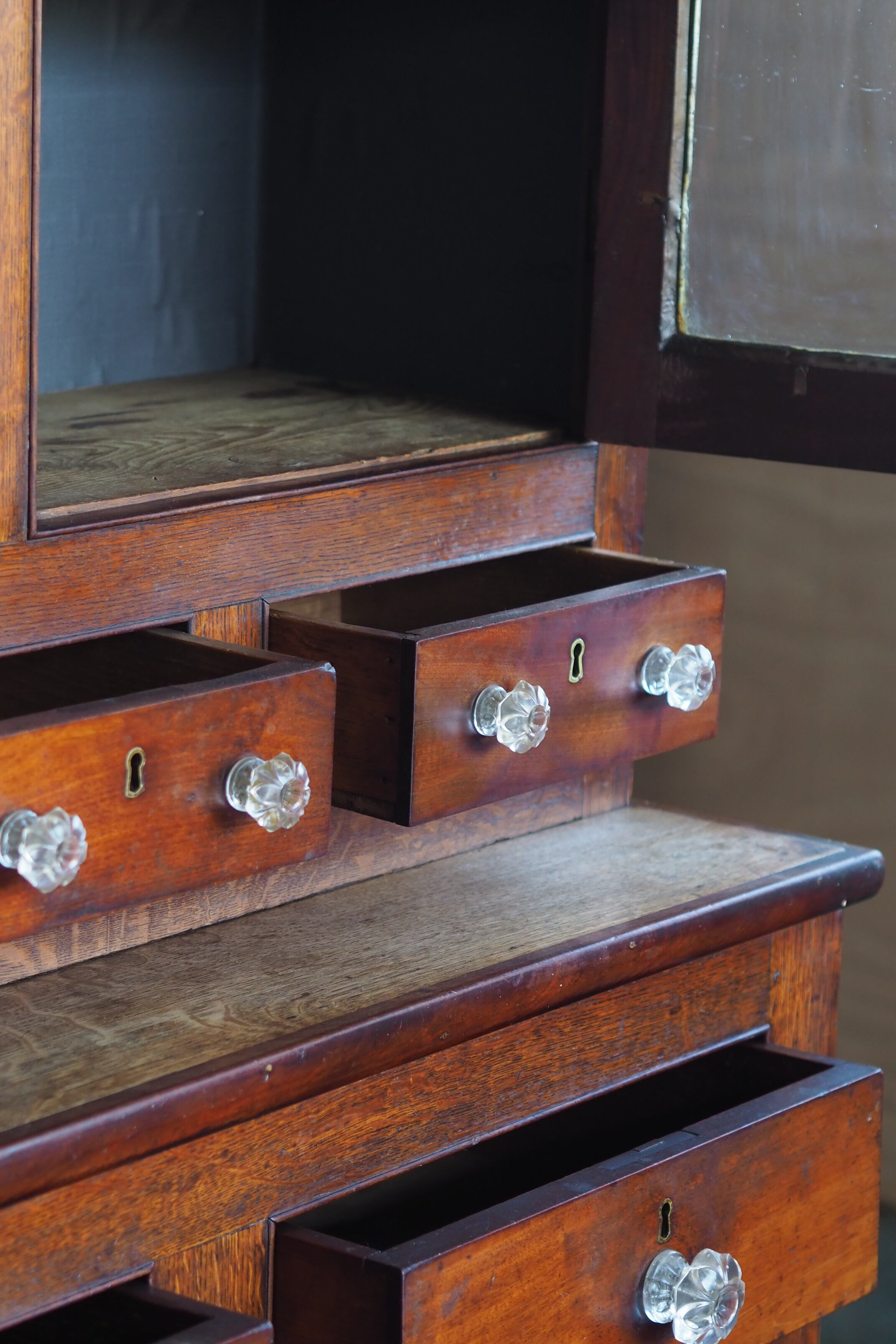 マホガニーガラスカップボード-antique mahogany cupboard