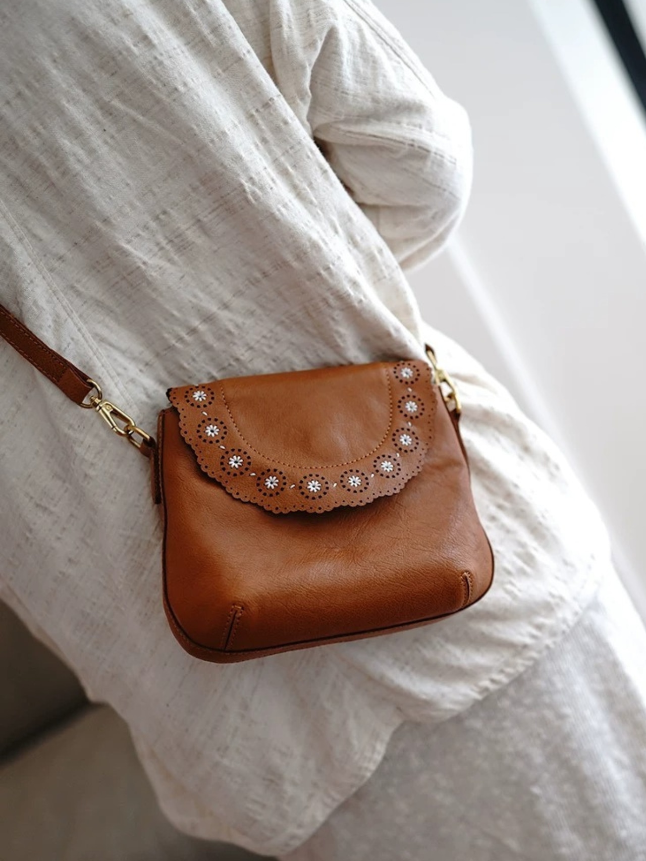 Rosalie Scallop Leather Shoulder Bag F0787