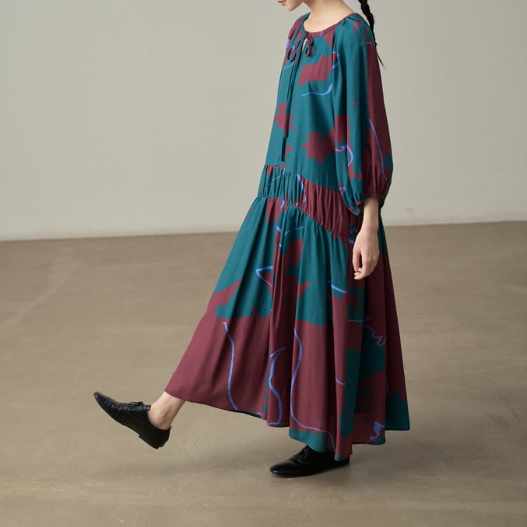 レトロプリント 丸首リボンタイロング丈ワンピース R30060