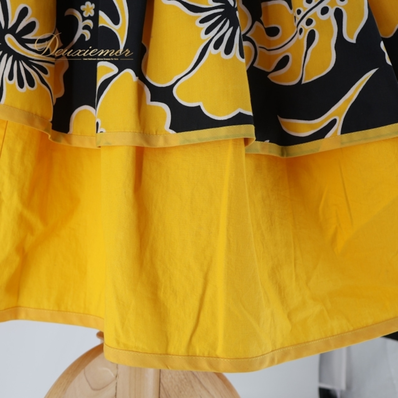 フラダンス 衣装 ワンピース ドレス Lei lani イエロー系 ハイビスカス柄 ツートーン パフスリーブ フリル ブラック系 ロングワンピース 華やか 鮮やか 派手 可愛い ハワイアン アロハ ハワイアンプリント フラ ダンス レッスン 練習