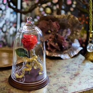 美女と野獣のような幻想的な模様付きガラス入りの赤バラのオブジェ