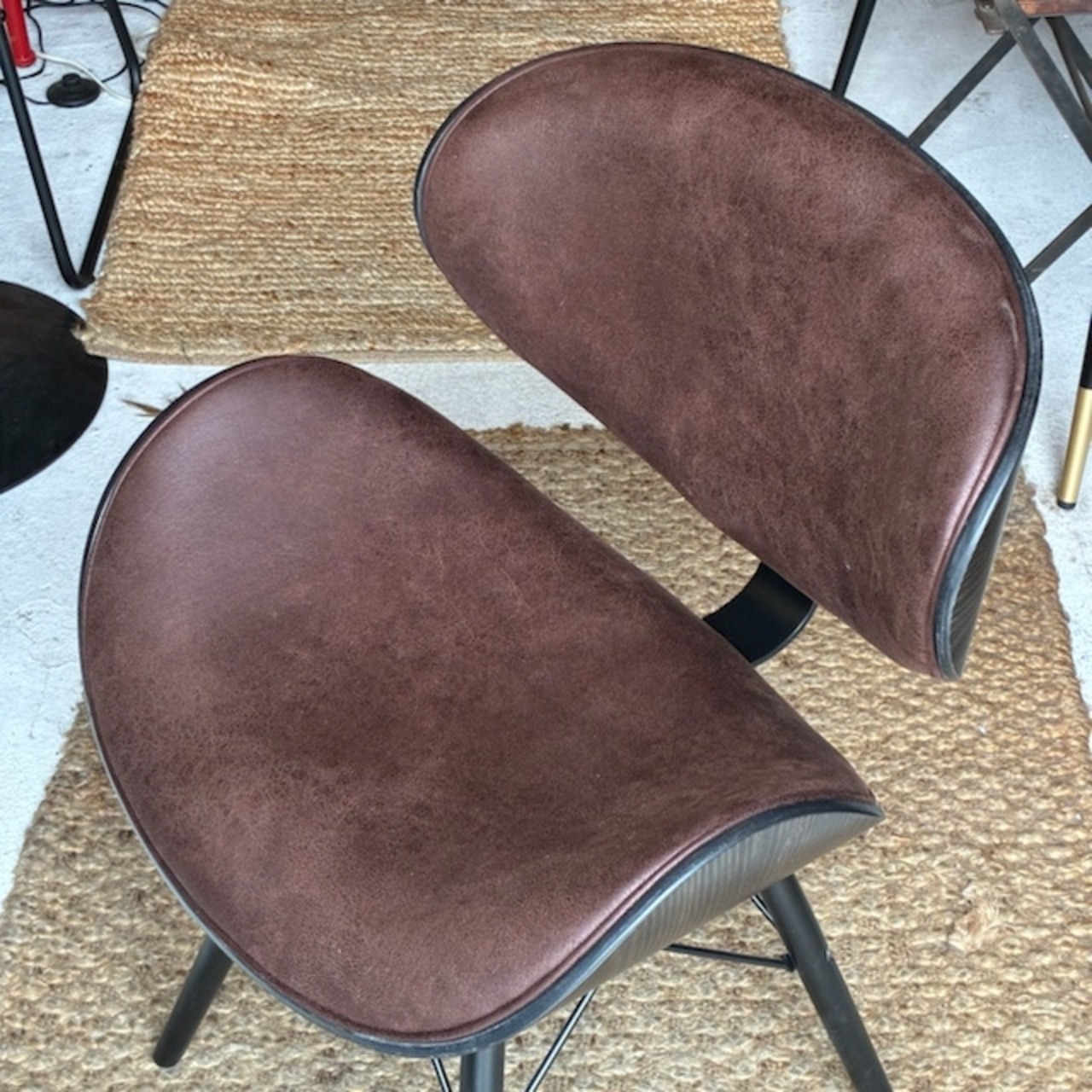 Oak & Leather Round Back Chair　オーク＆レザーラウンドバックチェア　ダークブラウン　椅子　PUレザー　1人掛け用　リビング　キッチン　ダイニングチェア　ミッドセンチュリー