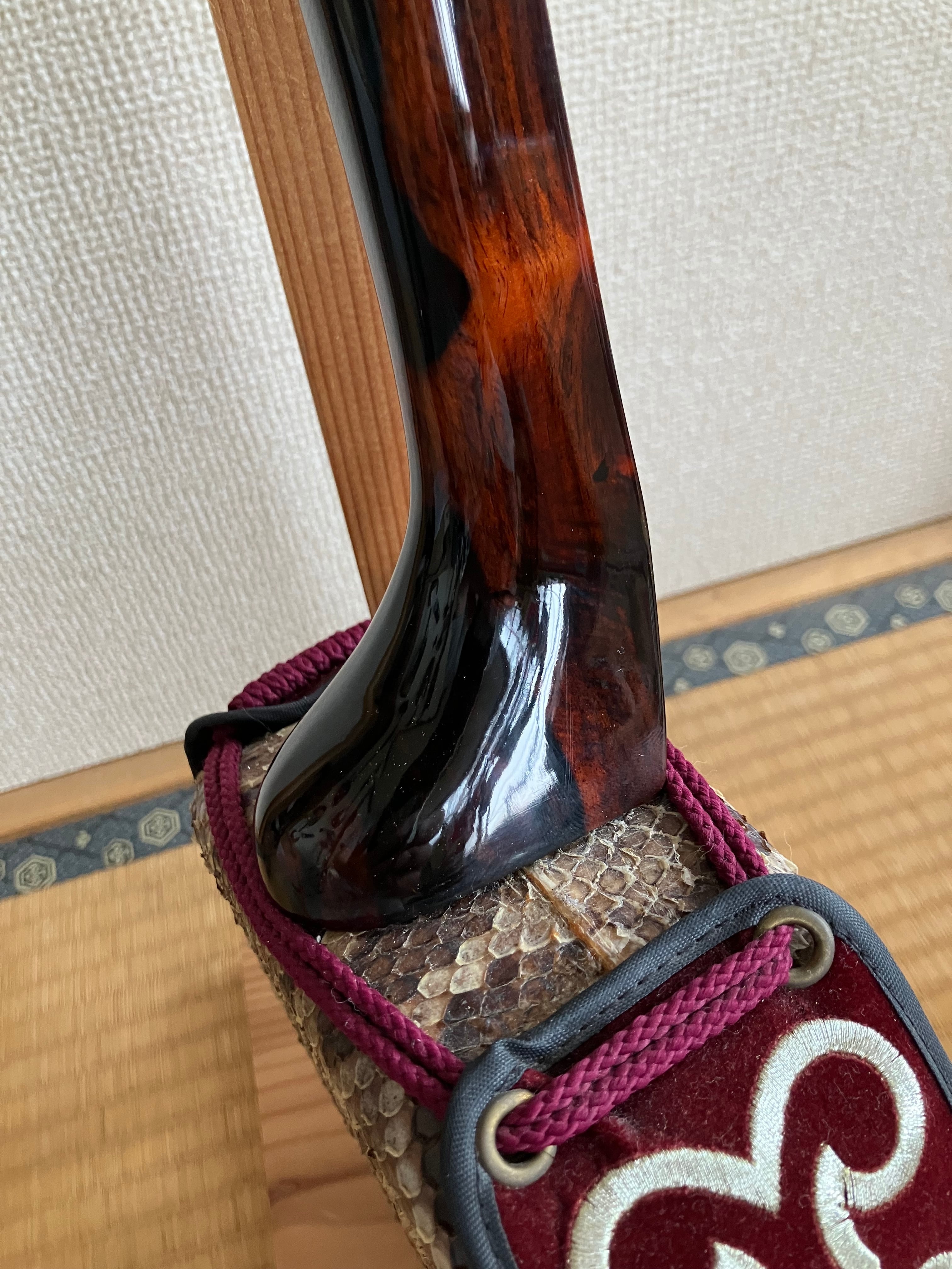 匠 工芸士仲嶺盛文作上級黒檀マカビ型スンチ仕上げ黄本皮 | クオレ三線