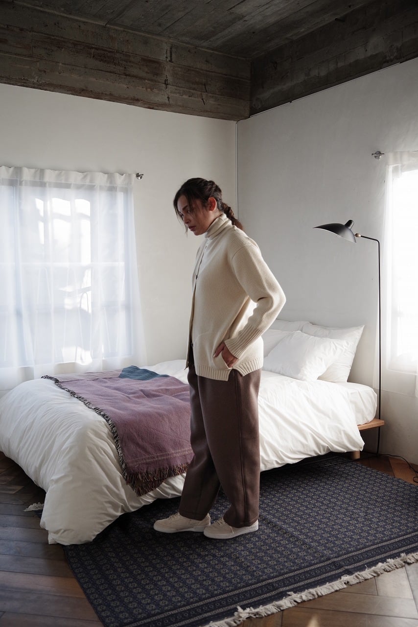 Hand Framed V-Neck C/D