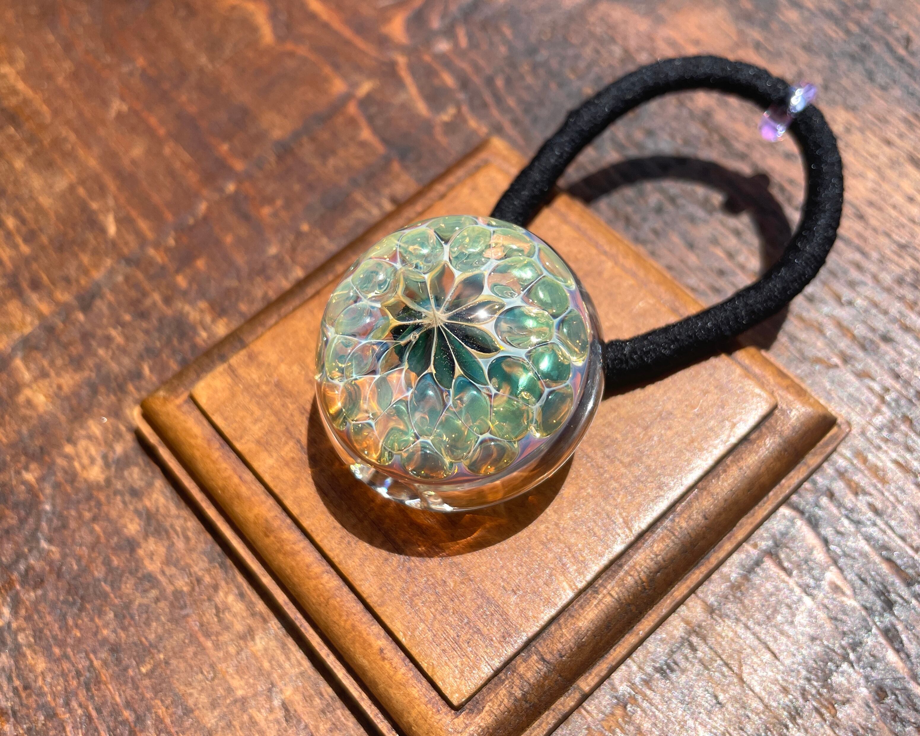 Green Purple Flower 緑と紫色の花ヘアゴム Guruguruglass