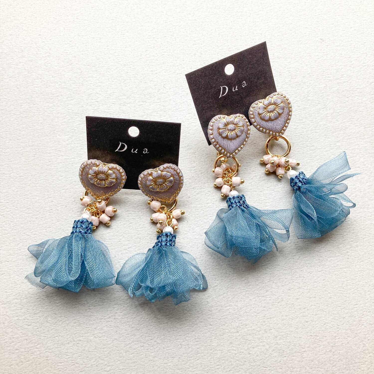チェコハートとブルーフリルタッセルの〈ピアス / イヤリング〉 | Dua