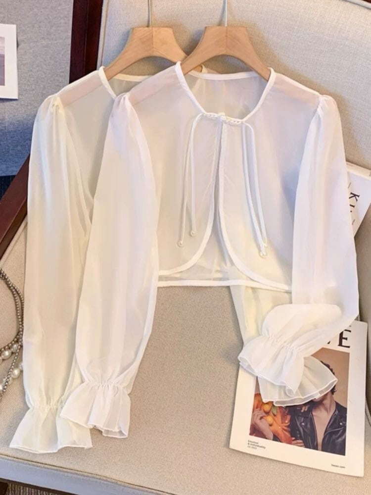 周囲と差のつく旬な大人コーデに チャイナボタンシアーボレロカーディガン 長袖 フリル パール 大人可愛い カジュアル きれいめ 上品 トレンド オケージョン 大きいサイズ 韓国 CH9786