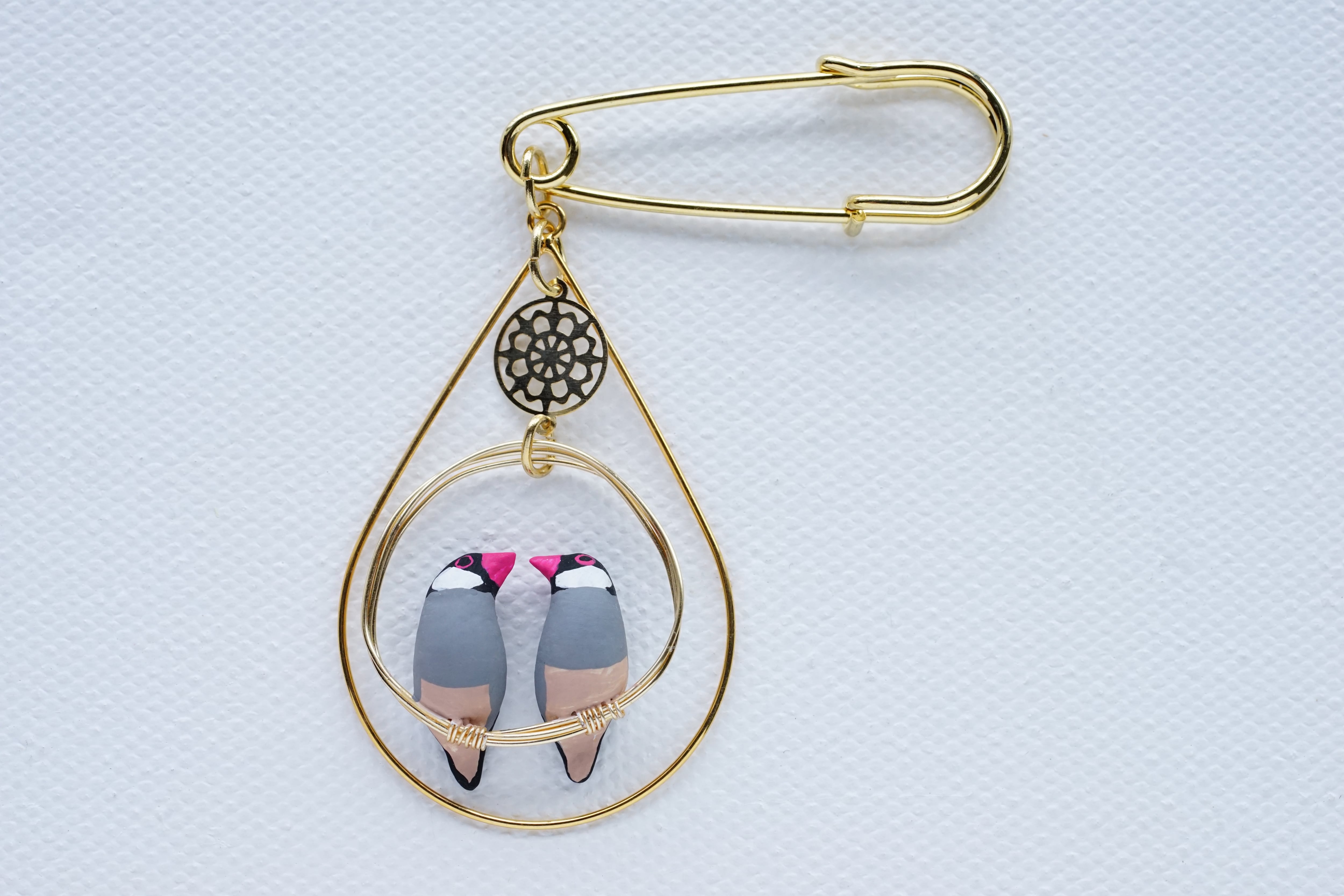 2羽乗り文鳥のブローチ