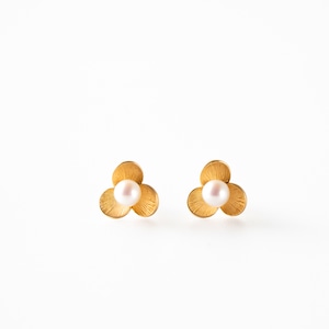 Gold pierced earrings GMA19 Three petals