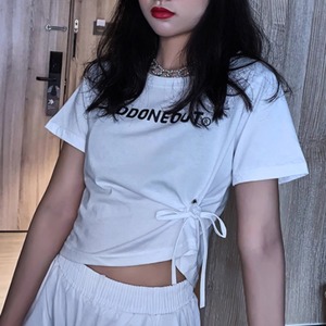 レディース トップス プルオーバー Tシャツ ショート 半袖 クルーネック 襟なし スリム 細身 スマート サイドリボン サイドドローストリング かわいい 大人可愛い シンプル カジュアル おしゃれ かっこいい こなれ感 ラフ スポーティー ガーリー ルーズ 個性的 主役級 存在感 抜け感 ラブリー キュート 都会的 カレッジ風 学生風 アメリカン アクティブ セクシー デート お出かけ リゾート 休日 バカンス ショッピング ダンス 普段使い モテ トレンド M L XL 2XL ホワイト ブラック