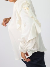 BEATRICE(袖フリルサテンブラウス）